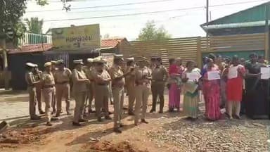 காரைக்குடி: காரைக்குடியில் தனியார் மதுக்கடைக்கு எதிர்ப்பு
வியாபாரிகள் கடைகள் அடைப்பு – பெண்கள் ஆதங்க முற்றுகைப் போராட்டம்