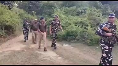 बलरामपुर: इंडो-नेपाल बॉर्डर पर सुरक्षा व्यवस्था को सुदृढ़ बनाने के लिए एसएसबी और पुलिस ने की पैदल गश्त, चलाया गया चेकिंग अभियान