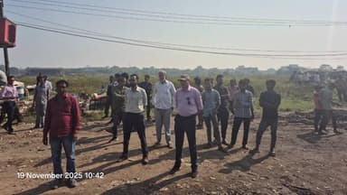 વાપી: શહેરમાં ડિમોલિશન. મોરાઈ, કચીગામ અને નામધા રોડ પર ગેરકાયદે ગોડાઉન–દુકાનો તોડી પાડાયા