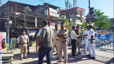 মাটিগাড়া: চাকরির প্রার্থীদের উত্তরকন্যা অভিযান, তিনবাত্তি মোড়ে মিছিল আটকে দিল পুলিশ