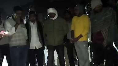 Ambikapur se lge over brige lucki ghat par aaj fir ek bada hadsa track ne bike sawar ko raunda jisse paresan public ne