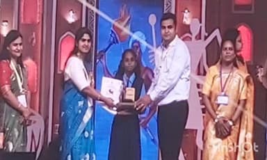 कोरची: आदिवासी विकास विभागाच्या चित्रकला स्पर्धेत कोरचीच्या स्वाती नैतामने पटकावला प्रथम क्रमांक,शाळेचा वतीने अभिनंदन