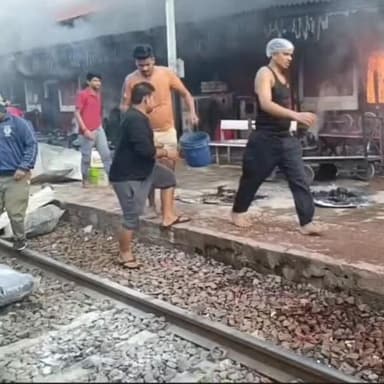 किउल रेलवे स्टेशन पर भीषण आग, प्लेटफॉर्म 3 और 4 जलकर खाक!
#post2025シ #viralreelschallenge #pathargama #वायरल #राजद #vir...