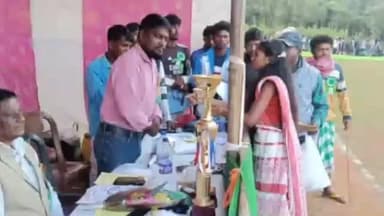 डुमरिया: डुमरिया में दो दिवसीय फुटबॉल टूर्नामेंट का समापन, जेजेएमएम प्रतिनिधिमंडल ने खिलाड़ियों का हौसला बढ़ाया