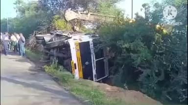 புகளூர்: தென்னிலை அருகே மினி லாரி கவிழ்ந்து மூன்று வட மாநில தொழிலாளர்கள் உயிரிழப்பு இரண்டு பேர் படுகாயம்