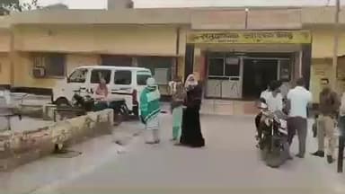 बुलंदशहर हाईवे मार्ग पर ग्राम बरौली वासुदेवपुर के निकट ट्रक ने बाइक को मारी टक्कर, एक घायल, एक की हुई मौत