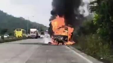 पालघर: बर्निंग ट्रकचा थरार; राष्ट्रीय महामार्गावर मेंढवण नजीक धावत्या ट्रकला लागली आग
