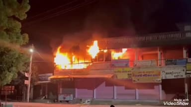 सांचोर: सांचौर में देर रात दो दुकानों में लगी भीषण आग, फायर ब्रिगेड ने आग पर पाया काबू