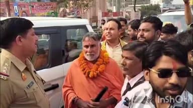 गढ़मुक्तेश्वर: गढ़मुक्तेश्वर गंगा कार्तिक मेले में दुकानों की चेकिंग करने जा रहे स्वामी यशवीर महाराज को पुलिस प्रशासन ने रोका