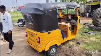 జూలూరుపాడు: జూలూరుపాడు మండల కేంద్రంలో కళాశాల విద్యార్థులతో వెళ్తున్న ఆటో బోల్తా, ముగ్గురు విద్యార్థులకు గాయాలు