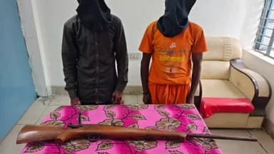 नौबतपुर: नौबतपुर पुलिस ने रौनियां गांव से बाप-बेटे को एक देशी राइफल के साथ किया गिरफ्तार