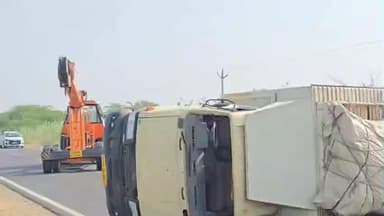 चौहटन: चौहटन के नाइयों की ढाणी के पास टायर फटने से एक टाटा ट्रक पलटा, बड़ा हादसा टला