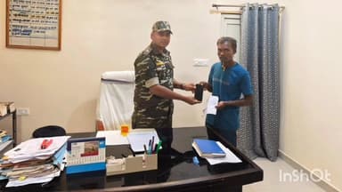 भंडरिया: भंडरिया पुलिस ने CEIR पोर्टल से गुम हुआ मोबाइल बरामद कर मालिक को सौंपा, किया सराहनीय कार्य