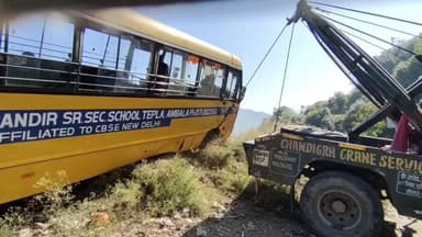 सोलन: सोलन में बड़ा हादसा टला अम्बाला के निजी स्कूल की बस खाई में गिरने से बाल बाल बची
