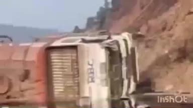 कोटला: उप तहसील कोटला के पास भेड़खड्ड में तारकोल से भरा ट्रक पलटा, हादसे में चालक को गंभीर चोटें आईं