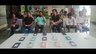 પલસાણા: ₹. 3.87 લાખથી વધુના 15 મોબાઈલ ફોન શોધી કાઢી તેના મૂળ માલિકને "તેરા તુજકો અર્પણ" કાર્યક્રમ હેઠળ કડોદરા પોલીસે પરત આપ્યા.