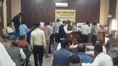 तिलहर: ब्लॉक परिसर में संपूर्ण समाधान दिवस का आयोजन हुआ, तहसीलदार ने फरियादियों की समस्याएं सुनीं