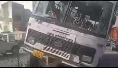 ऋषिकेश: नटराज चौक के पास ऋषिकेश डिपो की रोडवेज बस के ब्रेक फेल, रुद्रपुर जा रही बस डिवाइडर पर चढ़ी