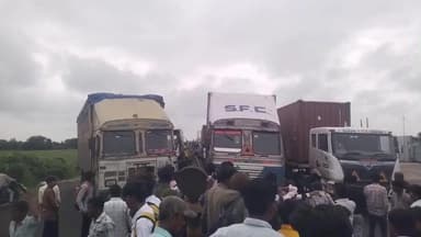 ઠાસરા: લાભુપુરા પાસે લોકોએ હાઈવે ચક્કાજામ કર્યો,વાઘબકરીની ફેક્ટરીમાં જાહેરાત આપ્યા બાદ ભરતી પ્રક્રિયા બંધના બોર્ડ જોઈ રોષ