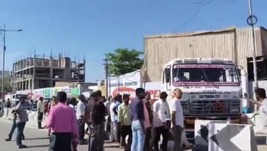 மதுக்கரை: சிட்கோ மேம்பாலத்திற்கு அடியில் கண்டெய்னர் லாரி திரும்ப முடியாமல் நின்றதால் போக்குவரத்து பாதிப்பு