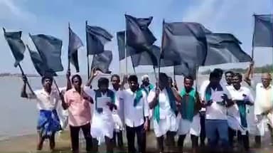 பரமத்தி வேலூர்: நஞ்சை இடையாறு காவேரி ஆற்றில் இறங்கி கருப்பு கொடி ஏந்தி ஆர்ப்பாட்டத்தில் ஈடுபட்ட விவசாயிகள் கைது செய்யப்பட்டனர்