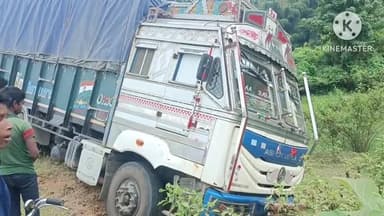 কৈলাশহর: কৈলাসহর ভগবাননগরের জাতীয় সড়কের উপর একটি সিমেন্ট বুঝাই লড়ি দুর্ঘটনার কবলে পড়ে