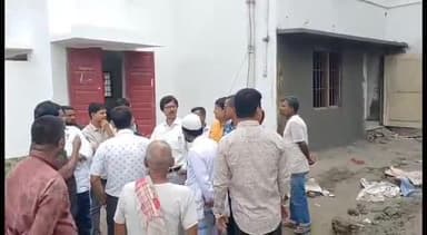 চেঙা: বহৰিহাট ডাকঘৰ পুনৰ নিৰ্মাণত অনিয়মক লৈ অভিযন্তাক জবাবদিহি কৰে স্থানীয় ৰাইজে