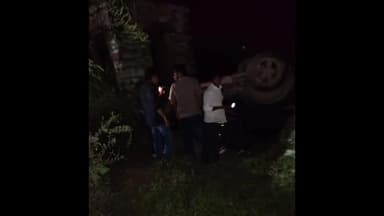 गंगापुर: गंगापुर निकटतम गांव कोयला गंगापुर जयपुर राजमार्ग पर शमशान के पास बेकाबू होकर पलटी कार, जानवर के सामने आ जाने से हुआ हादसा