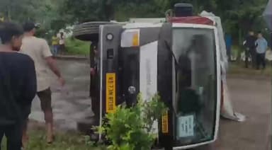 বঙাইগাঁও ভাগ: চাপৰাকাটাত ভয়ংকৰ পথ দুৰ্ঘটনা,দুৰ্ঘটনাত পতিত চকী আৰু টেবুল কঢ়িওৱা সেনাৰ বাহন