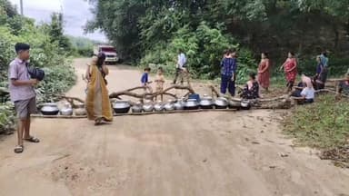 সাব্রুম: পানীয় জলের দাবিতে কালাডেপাতে মনুবাজার শ্রীনগর রাস্তা অবরোধ করেন কালাডেপা এলাকার জনগন