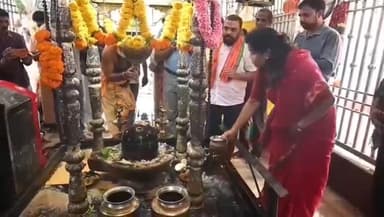 భీమవరం: కార్తీక మాసం సందర్భంగా పట్టణంలో బోగలింగేశ్వర స్వామి వారికి ప్రత్యేక పూజలు చేసి జలాభిషేకం చేసిన కలెక్టర్ నాగరాణి