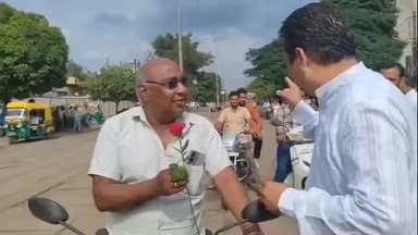 देवास नगर: बीमा रोड की हालत को लेकर क्षेत्रीय पार्षद ने राहगीरों को गुलाब देकर रोड पर न आने की अपील की