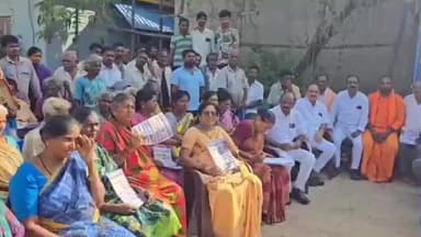 కొత్తపల్లిలో మెడికల్ కాలేజీల ప్రైవేటీకరణకు వ్యతిరేకంగా సంతకాల సేకరణ కార్యక్రమాన్ని నిర్వహించిన మాజీ ఉప ముఖ్యమంత్రి బూడి