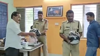 నగరం పోలీస్ స్టేషన్లో సిబ్బందికి హెల్మెట్లు అందించిన రిటైర్డ్ హెచ్ఎం సత్యప్రసాద్