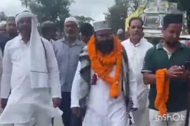 नवा बाज़ार: नावा बाजार प्रखंड मुख्यालय से उमरा के लिए जायरीनों को माला पहनाकर किया गया रवाना