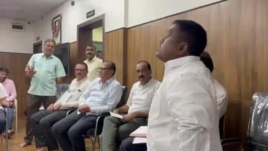 राहुरी: कापूस उत्पादक शेतकऱ्यांची लुट थांबवा, शेतकरी नेते रवींद्र मोरे बाजार समिती सभागृहात अधिकाऱ्यांवर भडकले