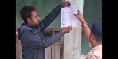 अरेराज: पहाड़पुर पुलिस ने नीरपुर गांव में प्राथमिकी अभियुक्त के घर पर इश्तेहार का किया तामिला