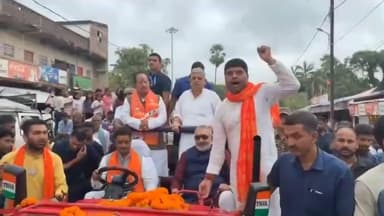 बड़हिया: केंद्रीय मंत्री राजीव रंजन प्रसाद सिंह उर्फ ललन सिंह एवं गिरिराज सिंह ने एनडीए प्रत्याशी के समर्थन में किया रोड शो