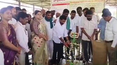 ఖానాపూర్: ఖానాపూర్ పట్టణంలోని వ్యవసాయ మార్కెట్ ప్రాంగణంలో వరి ధాన్యం కొనుగోలు కేంద్రం ప్రారంభించిన కలెక్టర్, ఎమ్మెల్యే