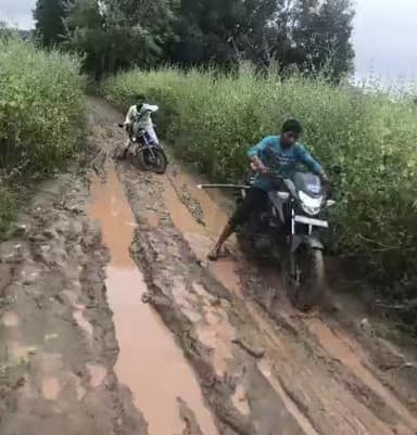 ओडगी: सूरजपुर जिले के चौका पारा की सड़क कीचड़ में तब्दील, आने-जाने वालों को हो रही परेशानी