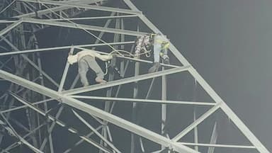 આણંદ શહેર: આણંદના દેવરાજપુરા પાસે ઈલેક્ટ્રીક હાઈટેન્શન લાઇનના ટાવર પોલ ઉપર ચઢેલ વ્યક્તિને ફાયર વિભાગે હેમખેમ નીચે ઉતાર્યો