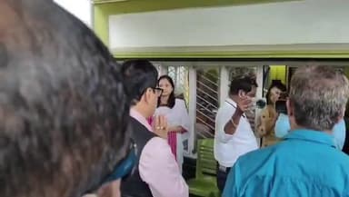 পূব ডিব্ৰুগড়: প্ৰয়াত শিল্পী চৈয়দ চাদুল্লাৰ বাসগৃহত উপস্থিত হৈ পৰিয়ালবৰ্গক সমবেদনা জ্ঞাপন কৰে কেন্দ্ৰীয় মন্ত্ৰী সৰ্বানন্দ সোনোৱালে