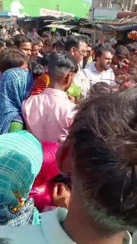 आज खनियाधाना में चक्का जाम कर दिया किसानों को सरकार की बड़ी लापरवाही है कि किसानों को खाद टाइम पर नहीं मिल रह दिन भर लाइ