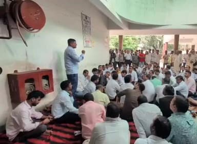 घोसी: घोसी तहसील में निलम्बित लेखपाल के समर्थन में लेखपाल संघ के लोगों ने दिया धरना, निलम्बन वापस लेने की उठाई मांग