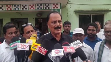 ନାଉଗାଁ: ନାଉଗାଁ ଶାଳିଜଙ୍ଗା ମହିମା ଅଲେଖ ଆଶ୍ରମ ରେ ଜମି ଦୁର୍ନୀତି ଘଟଣା ରେ ଆଜି ଅଭିଯୁକ୍ତ ମାନଙ୍କୁ ଥାନା କୁ ତଦନ୍ତ କରାଯିବା ଘଟଣା କୁ ନେଇ ସ୍ଥାନୀୟ