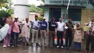 सूर्यपुरा: सूर्यपुरा पंचायत भवन पर कर्मियों ने भोजपुरिया में मतदान का शपथ लिया