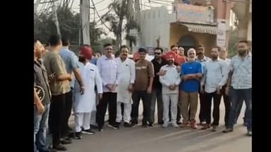 ਜਲੰਧਰ 1: ਜਲੰਧਰ ਦੇ 120 ਫੁਟੀ ਰੋਡ ਵਿਖੇ ਕਾਂਗਰਸੀ ਲੀਡਰਸ਼ਿਪ ਨੇ ਪੰਜਾਬ ਸਰਕਾਰ ਦਾ ਪੁਤਲਾ ਫੂਕ ਕੀਤਾ ਪ੍ਰਦਰਸ਼ਨ