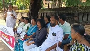 കണ്ണൂർ: അതിദരിദ്രരില്ലാത്ത കേരളം, പ്രഖ്യാപനത്തിനെതിരെ കളക്ടറേറ്റിന മുന്നിൽ സത്യാഗ്രഹം