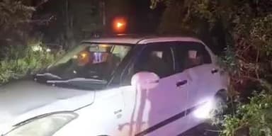 चिनिया: हाथियों का आतंक: मुखिया परिवार पर टूटा कहर, बाल-बाल बचे पांच लोग, हाथियों ने कार को किया क्षतिग्रस्त