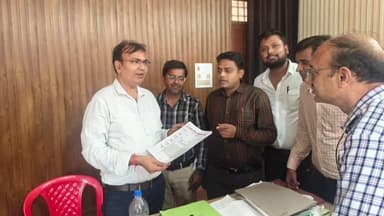 कालपी: कालपी तहसील परिसर में लेखपालों ने अपनी विभिन्न मांगों को लेकर तहसीलदार को मुख्यमंत्री के नाम ज्ञापन सौंपा